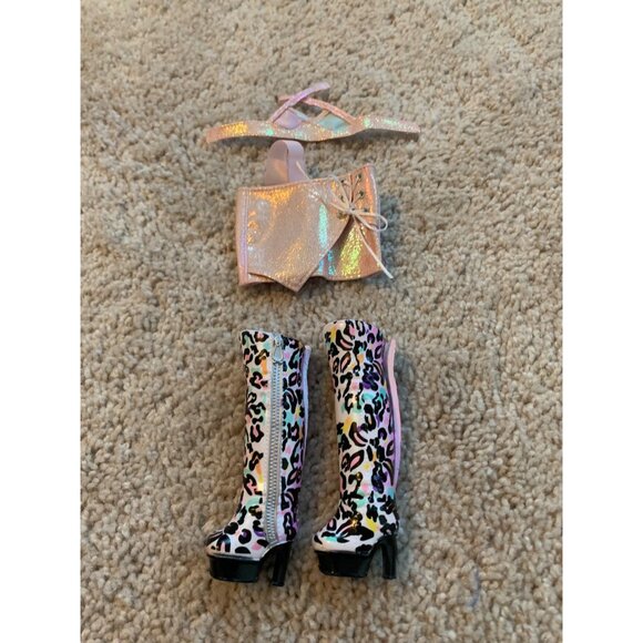 Na! Na! Na! Surprise Doll Clothes Set: Holographic Pink Top & Shorts With Leopar - Picture 1 of 4